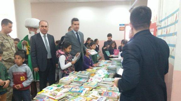 AKAD Yayıncılık İlçemiz Atatürk Ortaokulunda Kitap Standı Açtı