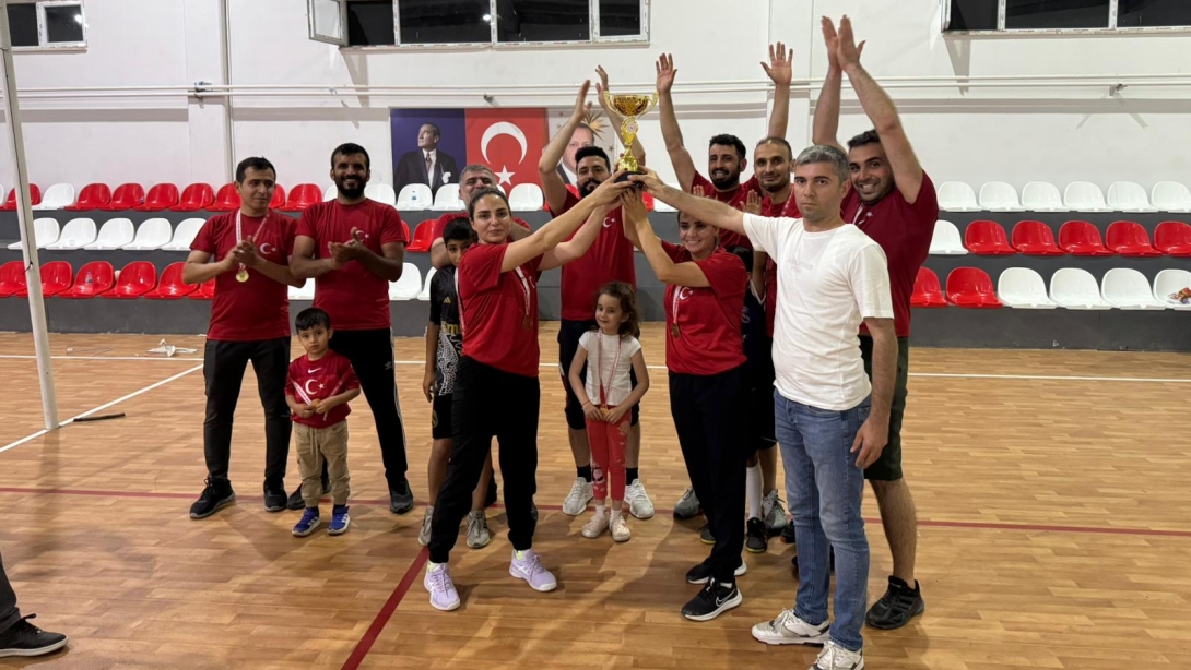 İLÇEMİZDE DÜZENLENEN KURUMLAR ARASI VOLEYBOL TURNUVASININ ŞAMPİYONU 